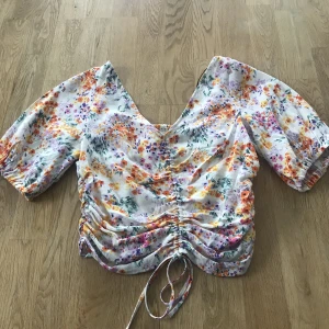 Blommig tröja - Säljer denna tröja den e aldrig använd 