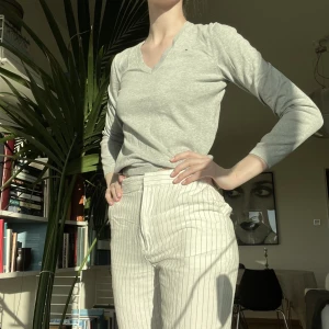 Grå tröja från Tommy Hilfiger - Grå tröja från Tommy Hilfiger. Liten i storleken.