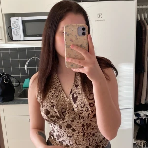 Snygg halterneck top! Frakt ingår inte. - Snygg halterneck topp!