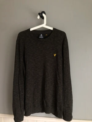 Lyle & Scott tjocktröja - En mörkgrön tjocktröja av märket lyle & Scott som passar perfekt över en skjorta eller som den är. Bra skick.