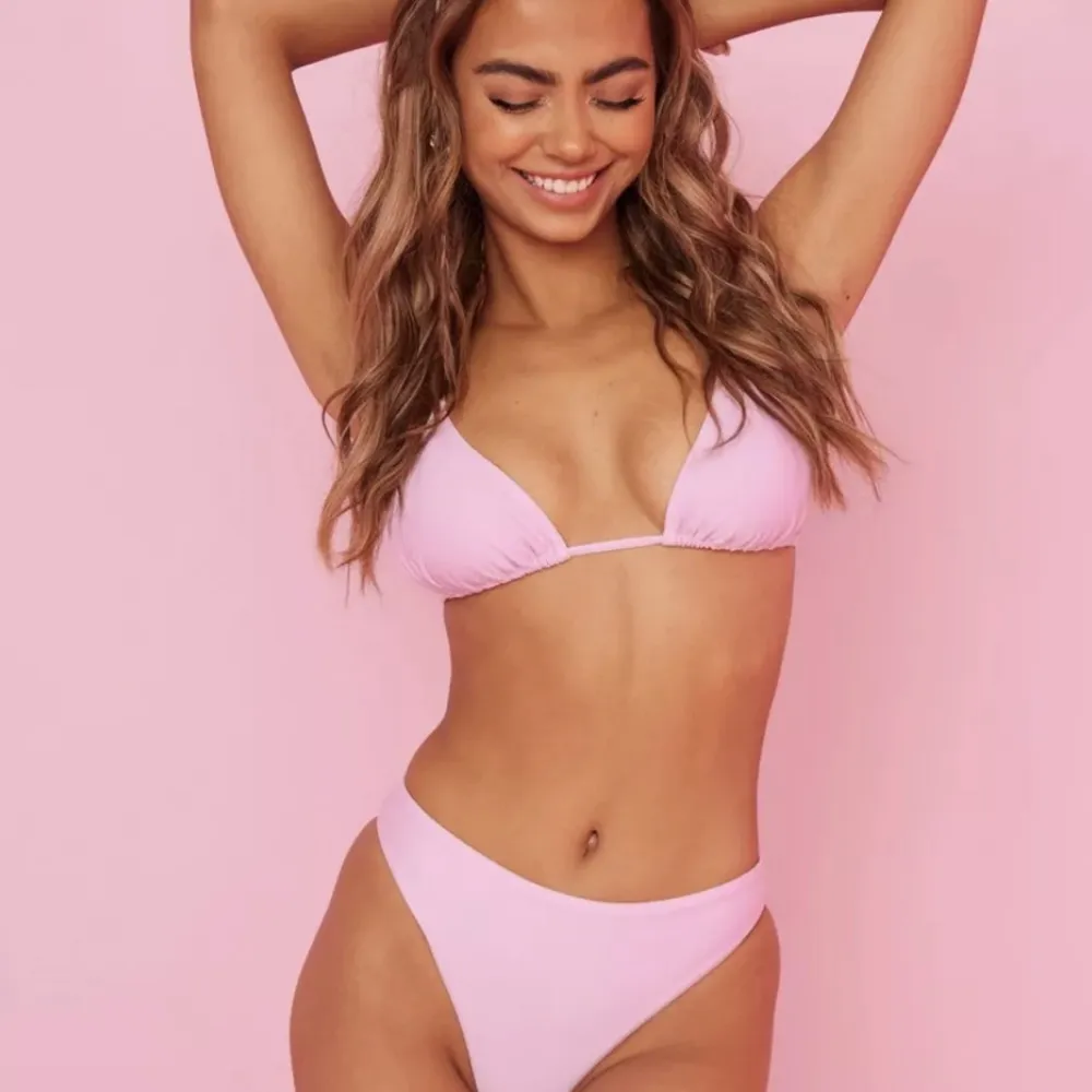 En rosa Bikini ifrån Nelly som Bianca Ingrosso har skapat. I storlek S men funkar som XS och M. Den är stretchig och bra. Inte andvänd ❤️❤️. Övrigt.
