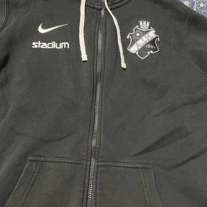 AIK hoodie och helt nya match shorts - En svart AIK kofta (hoodie) för 300kr priset kan diskuteras storlek L Helt nya AIK shorts med prislappen för 300kr storlek 