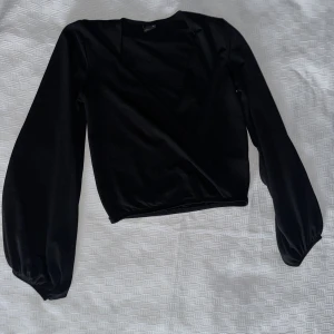 Snygg blus  - En snygg blus från Gina tricot i bra skick och material! I storlek Xs men S funkar lika bra 