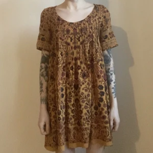 Ecote klänning  - Klänning från Ecote  Köpt på Urban Outfitters   Blommigt tyg   Använd en gång 