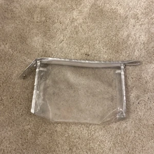  en genomskinlig necessär  -  genom mellan st necessär