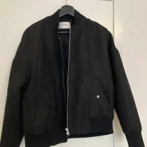 Mönstrad bomberjacka  - Bomberjacka med superfint och diskret mönster! Svårt att fånga på foton, men vid närt håll finns ett mönster (bild 3). Jackan är ganska tunn, så sommar/vår jacka 🌸skriv om det önskas fler bilder eller information 