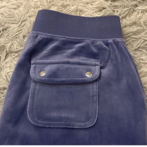 Juicy Couture Byxor - Säljer mina grå/blå juicy byxor. Har tröttnat på färgen. De är i storlek XS,  bra skick knappt använda, inga utstickande trådar eller hål. Priset är förhandlingsbart.