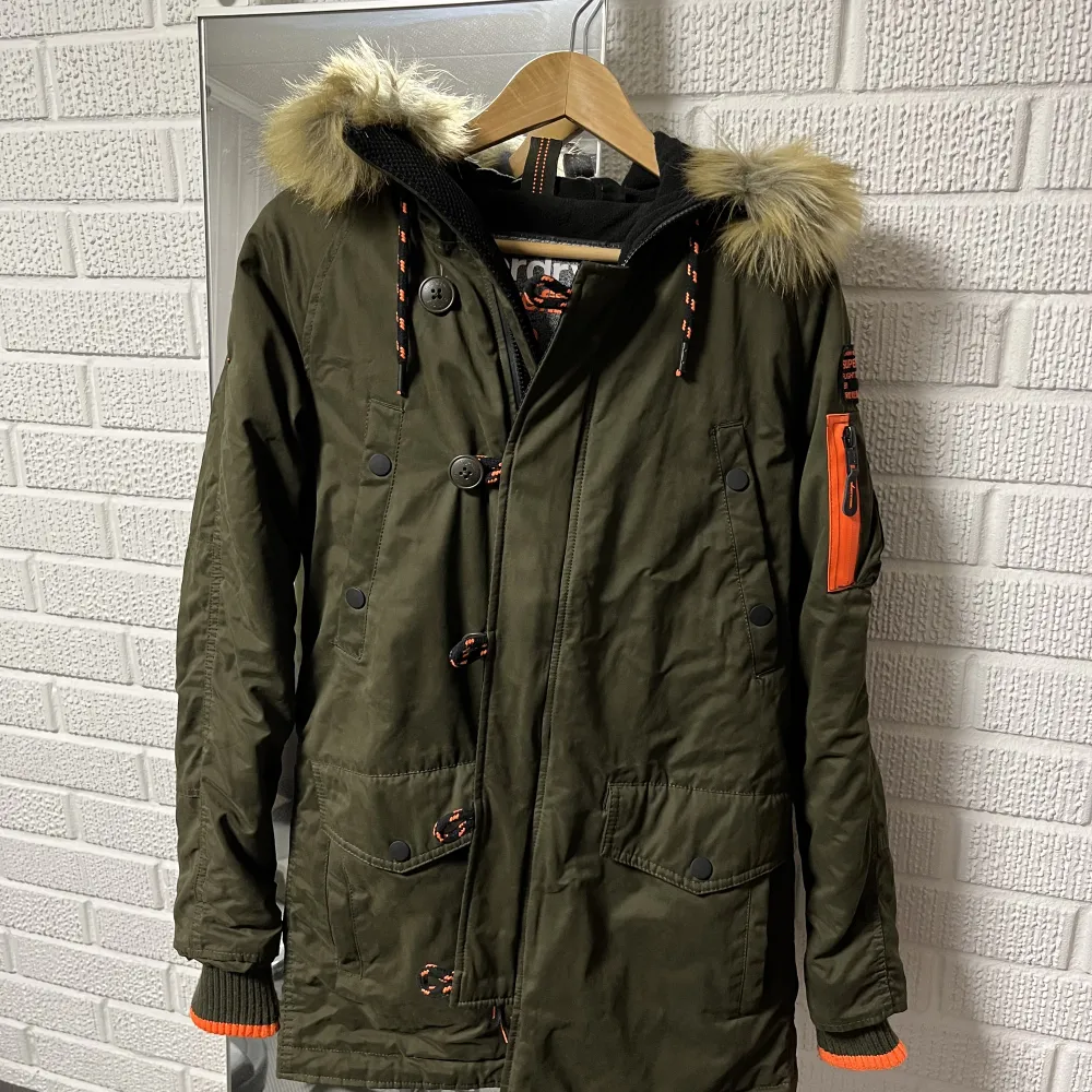 Parkasjacka från Superdry i storlek S. Köpt för 1800 och är fortfarande i perfekt skick. Endast använd en vinter för flera år sen. DM för fler bilder. Takit.