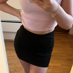 Kjol - Helt vanlig svart kjol, blivit lite för liten bara 