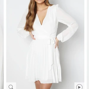 Studentklänning  - Endast testad då jag bestämde mig för att inte använda den på studenten som jag först hade tänkt. Storlek 42 och passar både en medium och en large:) köpt för 699kr nypris