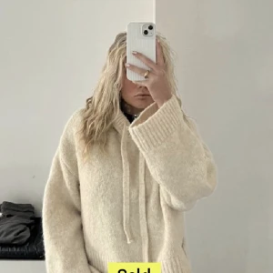 Stickad tröja - Jättefin och mysig stickad tröja från zara, helt ny och oanvänd, lånade bilder❤️💕