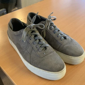 Axel arigato  - Snygga Axel arigato plattform sneakers storlek 42. Skick enligt bild. Har ingen innersula. Superbilligt o snygga. Finns i Gävle eller skickas via PostNord.   Pm om du har frågor 