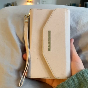 Rosa mobilskal - Fint rosa mobilskal. Säljer då jag har bytt mobil. Väl använd men inte slitet. Nypris: 200kr