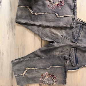 Emmiol byxor  - Jätte snygga byxor från Emmiol som är inspererade av ett par Jaded London byxor! Älskar stilen och materialet är som vanliga jeans.  Det står att det är storlek M men de är gjorda i Kina så de skulle passa någon som har storlekarna XS-S.