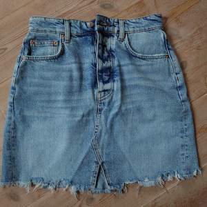 Snygg jeans kjol från Gina Tricot. Aldrig använt, så är i bra skick.