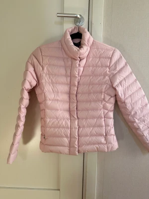 Ralph Lauren dunjacka strl. 16 - Jättefin dunjacka från Ralph Lauren i nyskick. Perfekt att använda på våren och hösten.