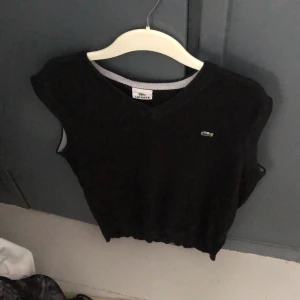 Lacoste väst stickad - En stickad väst från lacoste som jag inte använder längre.  Jätte snygg och jag brukar ha medium i allt och den sitter perfekt på mig