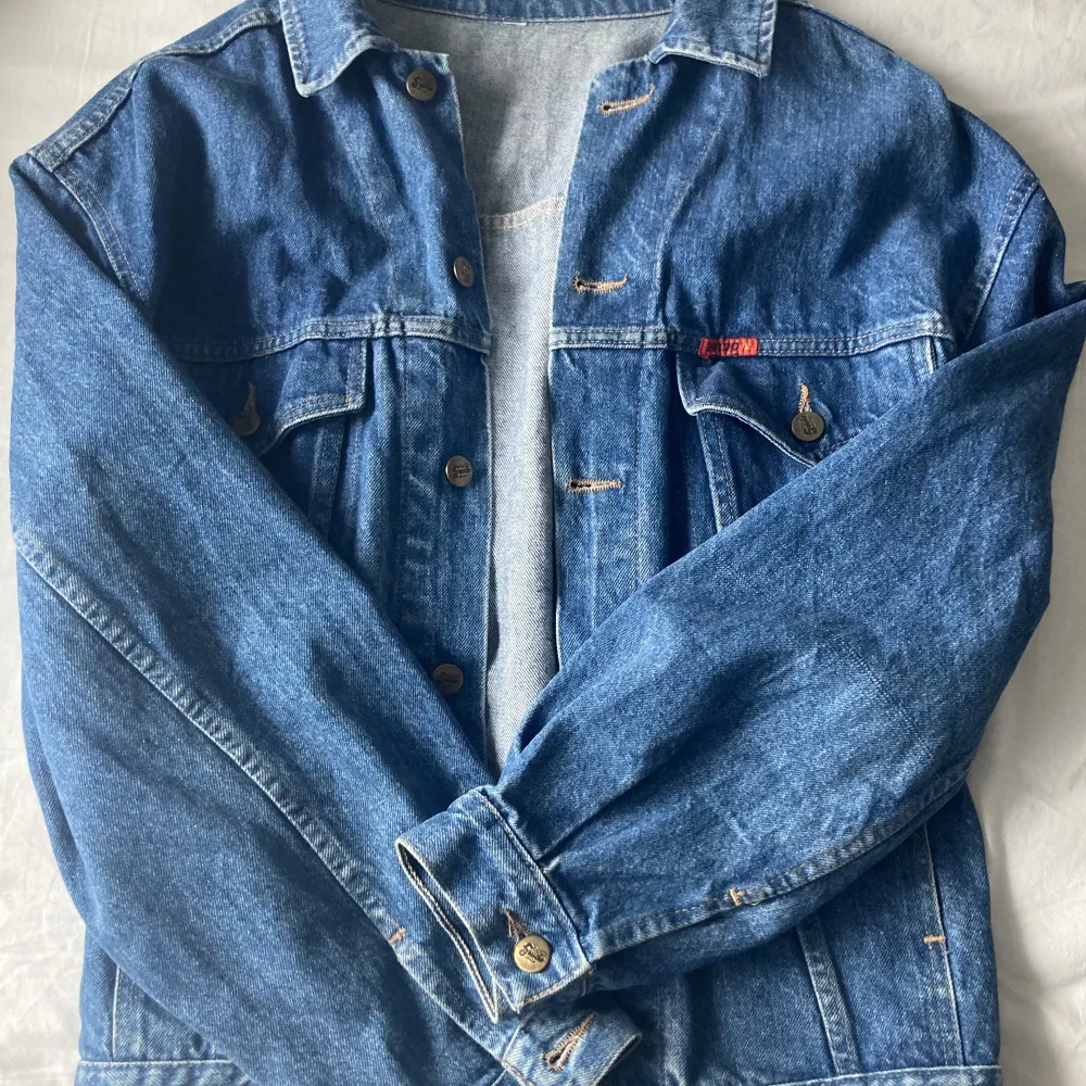 Jeansjacka köpt i vintagebutik för ca 6 månader sen, inte kommit till användning dock🥲sitter oversized på mig som brukar ha xs/s i kläder. Jackor.