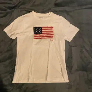 Ralph Lauren T-shirt Vit Slitningarna på den Amerikanska flaggan är original  Bra skick, använt ett fåtal gånger