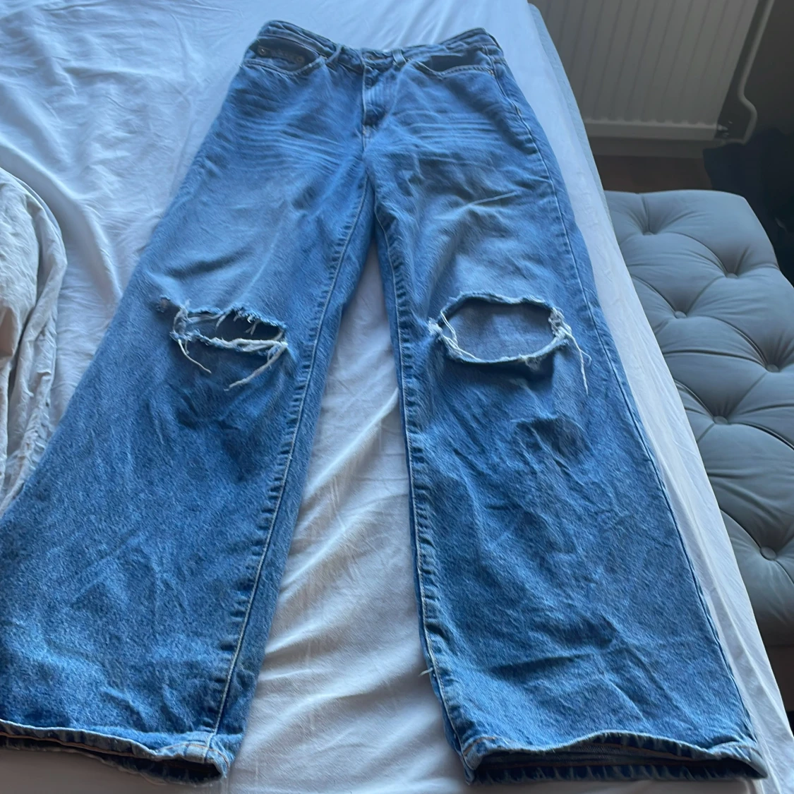 Blå jeans med hål