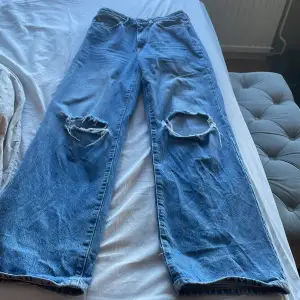 Säljer nu ut mina jeans som inte kommer till användning eller är för litet. Vilket de här parat är en de försmå därför kan de bli svårt med bilder på tillexampel men skickar gärna bilder den första o svarat på frågor och liknade!