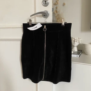 Svart kjol  - Fin svart kjol, helt ny med prislapp kvar. 