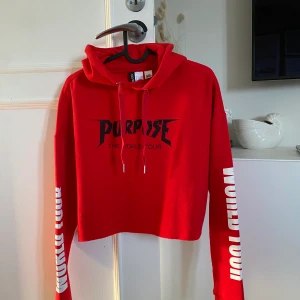 Hoodie (Justin Bieber) - Snygg röd hoodie. Justin Bieber Purpose. Aldrig använd! 