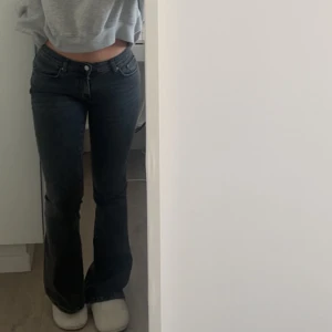 Lågmidjade jenas - Använt 1 gång så bra skick! Dom är mer ljusare i färgen än vad jag fick till på bild (ljus grå) köparen står för frakten 