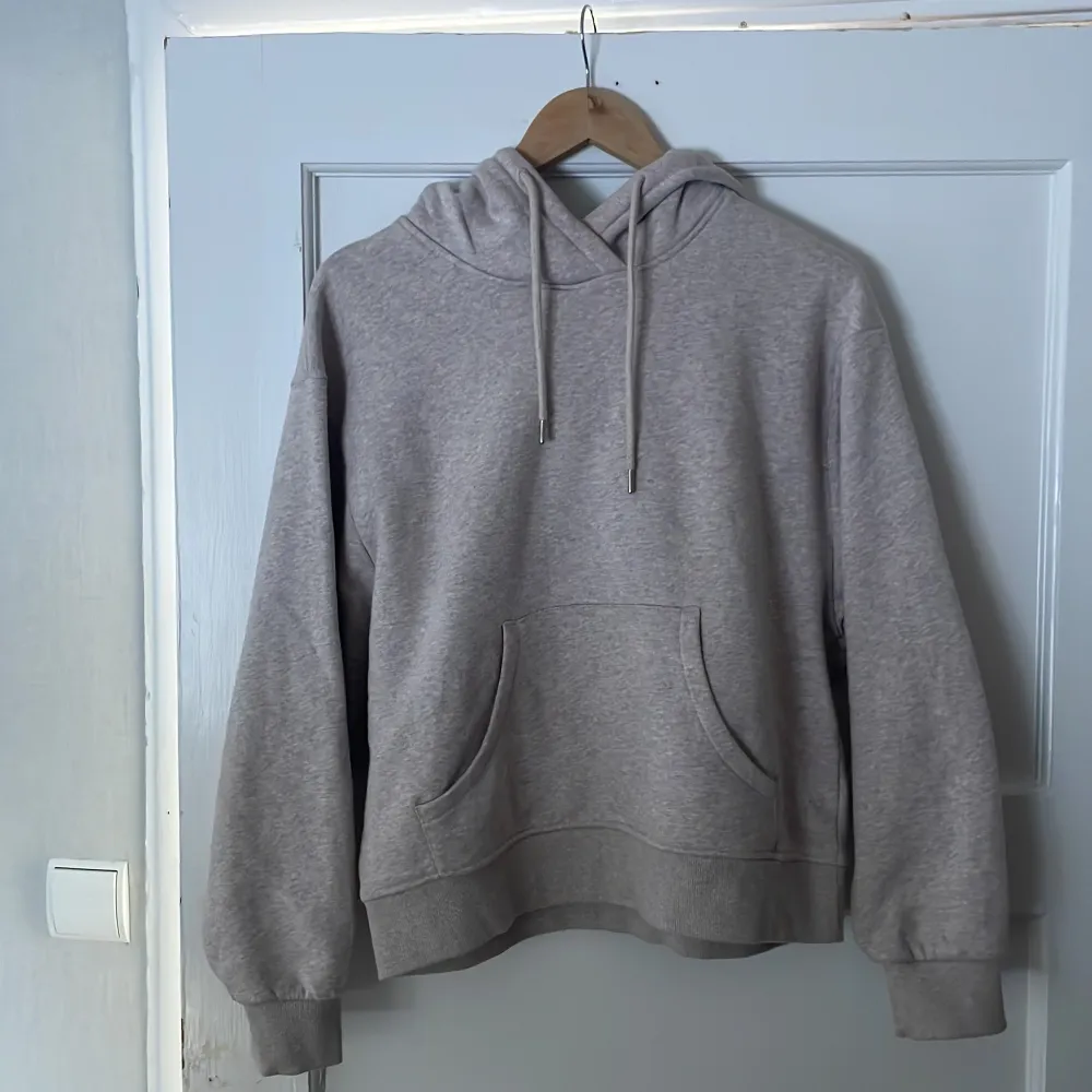 Bra skick  Knappt använd . Hoodies.