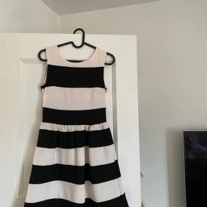 Klänning  - Fin klänning, men V-ring bak.