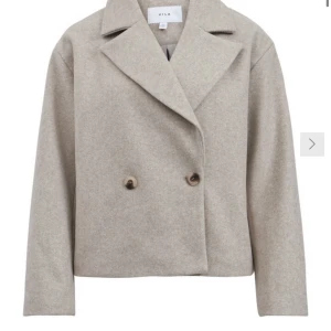 Vila kappa - En beige kappa från vila (skriv privat för mer bilder)💕💕