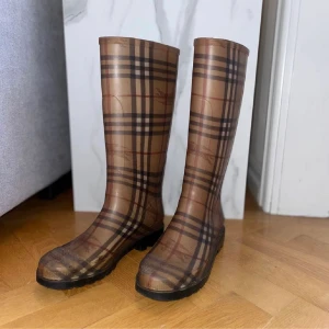Burberry stövlar - Ett par äkta Burberry Stövlar i använt men fint skick utan synliga deftekter. Fanns ej plats att visa dess undersida men kontakta för bild på det! Strl 41 men passar även mig som har strl 39/40❤️ Köpta för ca 3500kr 