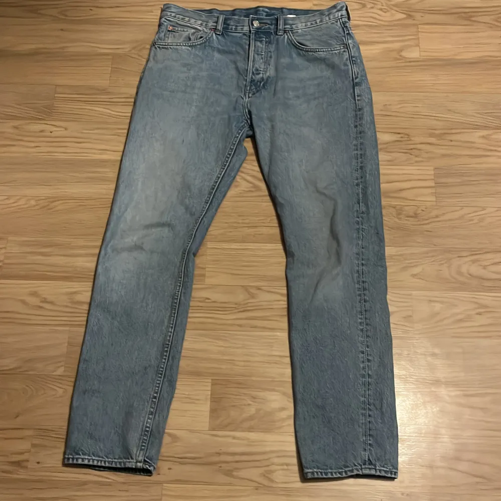 Säljer ett par weekday byxor i storlek W 31 / L 30 dom passar med allt sitter fint till våren . Jeans & Byxor.
