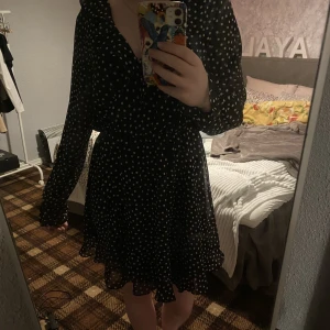 Klänning!  - En jätte fin prickig klänning från hm! Liknar dom från zara! Storlek 44 men passar mig som brukar ha 36! Den har en lite trasig söm där en säkerhetsnål sitter (bild 3) men de är nog lätt att laga annars så stör inte säkerhetsnålen! 