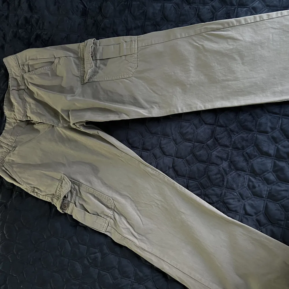 Säljer gröna cargo byxor som är i perfekt skick och mycke bra pass form, dessa cargo byxor är köpta från Zalando. Om inte budet funkar för dig så kan vi diskutera om ett bättre bud. Jeans & Byxor.