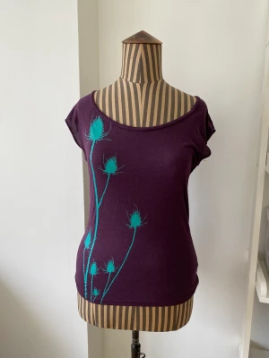 Härlig ekotopp - Fin topp i ekologisk bambu. Skönt material. Liten i storleken.