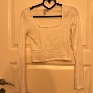 Topp - Vit topp med slit vid ärmarna, använd 1 gång i storlek xs