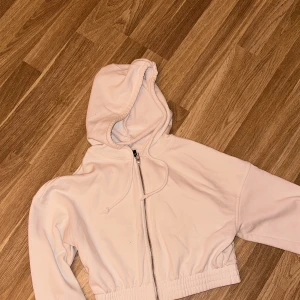 Zipkofta  - Vit kort zipkofta från Gina i storlek xs, använd några gånger 