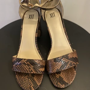 Klackar i snyggt mönster  - Ett par klackar, super sköna att gå i hela dagen.  Använda 1 gång. 