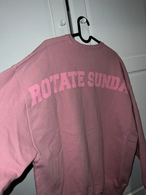 Rotate sweatshirt - Älskar denna tröja men har inte använt den på ett tag- älskar denna modell & hur texten ”lyser” nypris ca 1500kr
