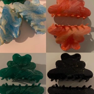 Hårklämmor i 4 färger - Superfina hårklämmor i fyra olika färger. Blå, rosa, grön och svart. 69kr st. Säljs från CALDO UF. Ett UF företag i Stockholm❤️ Snabb leverans alternativt mötas upp❤️‍🔥❤️‍🔥