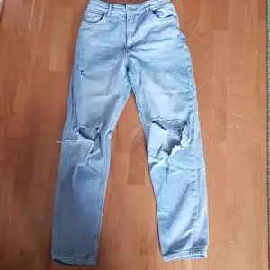 Ripped loose jeans från H&M. Storlek: 162cm