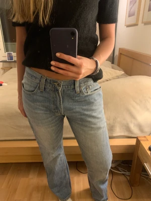 Levi’s jeans  - Levis jeans i modellen 514. Köpta i Köpenhamn i höstas för 400kr och har använt fåtal gånger. Riktigt snygga och är i bra skick! Jag är 175cm lång och dom går ner fötterna på mig.