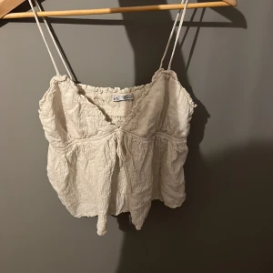 Söt topp Zara - Söt topp från zara. Finns inte att köpa mer. 150kr. Stl M passar S