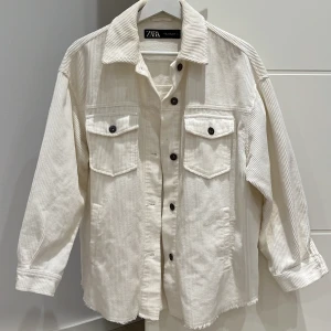 Manchester jacka - Vit manchester jacka från Zara