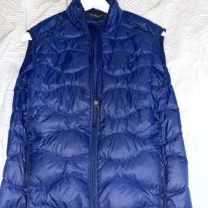 Peak performance väst - Mörkblå Peak väst, storlek: Small i herr, inga hål eller defekter och är väldigt fin är som ny nästan och är väldigt välbehandlad! Ny pris:1800 