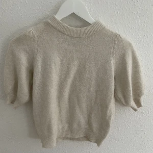 Stickad topp - Stickad topp från vero moda i storlek xs. Bra skick! Köparen står för frakten💗