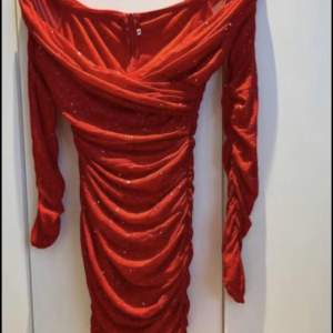 Röd klänning med glitter 