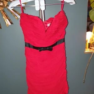 Röd klänning - Röd klänning använd 1 gång. Jättefin! Köpt på nelly