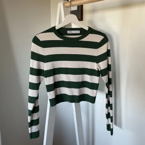 Randig tröja  - Kort randig topp från Zara. Står att det är en L men skulle mer säga S 